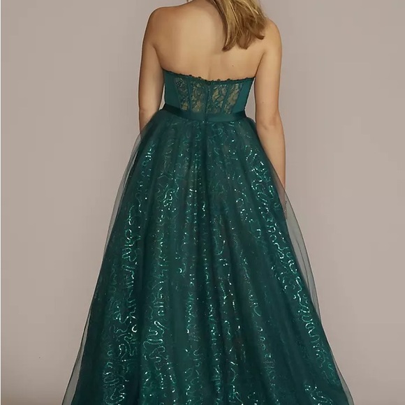 Elegant Green Strapless Gown - Picture 3 of 5